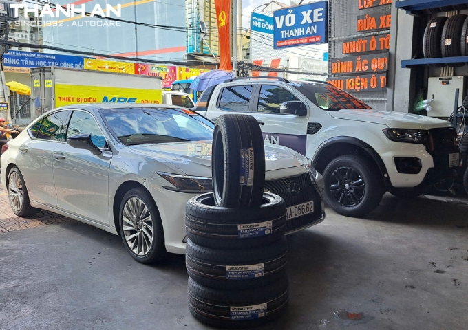 Khách hàng thay 4 Lốp Bridgestone 235/45R18 Turanza T005A Thái Lan cho xe Lexus ES250 tại quận 7 