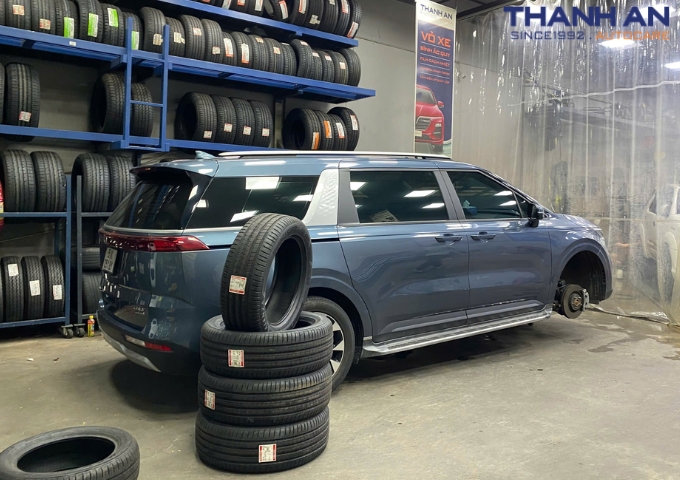 Khách hàng thay 4 lốp Bridgestone 235/55R19 Alenza 001 Nhật Bản cho xe Kia Carnival tại quận 7