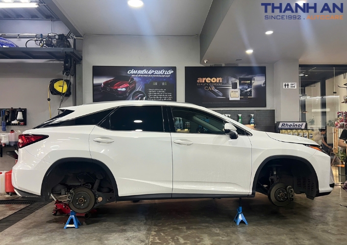 Khách hàng thay 4 lốp Bridgestone 235/55R20 Alenza 001 Nhật cho xe Lexus RX200 tại quận 7