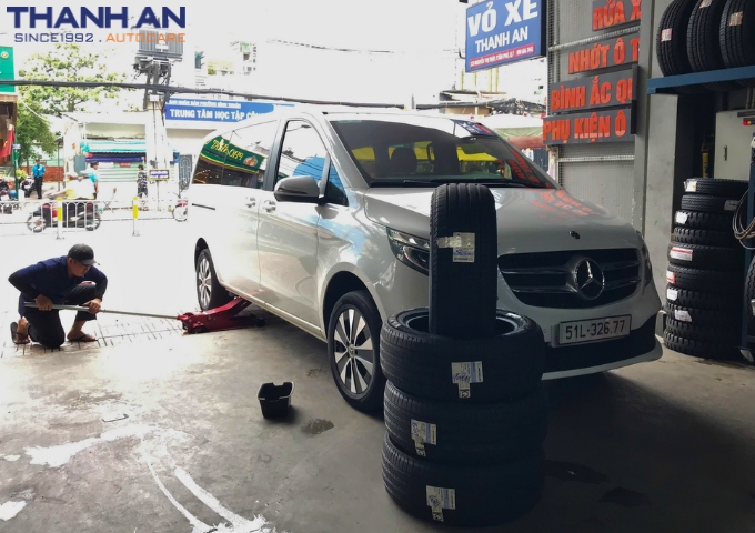 Khách hàng thay 4 lốp Michelin 225/55R17 Primacy 4 Thái Lan cho xe Mercedes V250