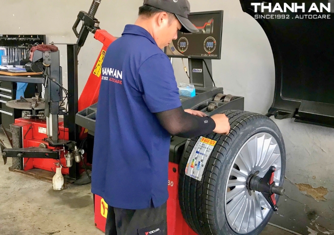 Kỹ thuật viên cân bằng động lốp Pirelli 245/45R19 P Zero Runflat Châu Âu cho xe Mercedes S450