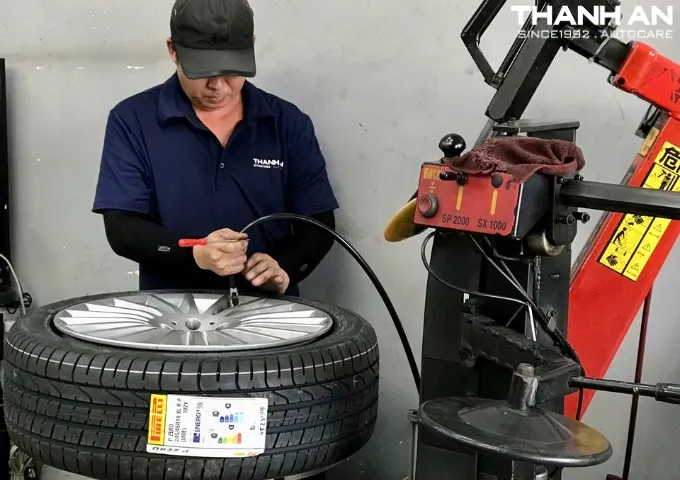 Kỹ thuật viên thay lốp Pirelli 245/45R19 P Zero Runflat Châu Âu cho xe Mercedes S450