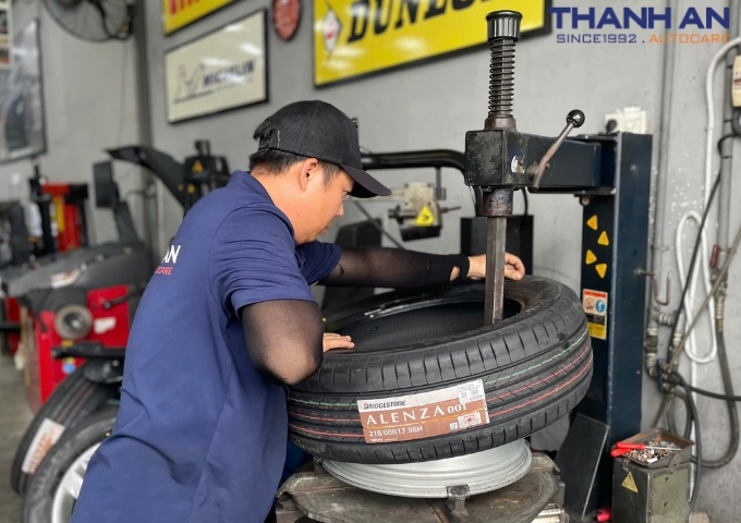 Kỹ thuật viên thay lốp Bridgestone 215/60R17 Alenza 001 Thái Lan cho xe Hyundai Creta tại Thanh An quận 7