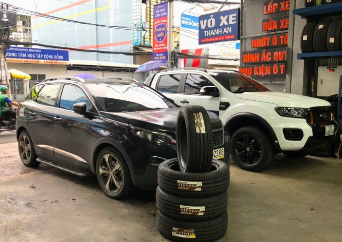 Khách hàng thay 4 lốp Bridgestone 225/55R18 Alenza 001 Nhật Cho xe Peugeot 3008 tại quận 7