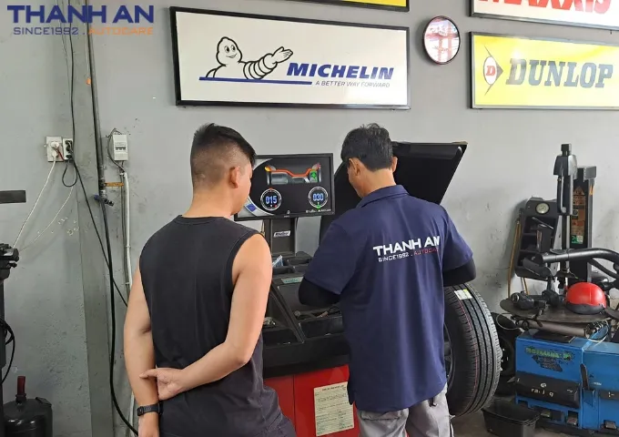 Kỹ thuật viên cân bằng động lốp Dunlop 205/55R16 Enasave EC300+ cho xe Mitsubishi Xpander tại quận 7