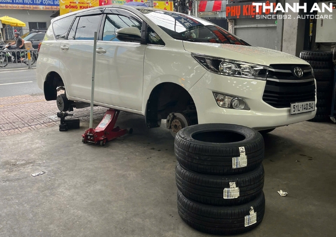 Khách hàng thay 3 lốp Michelin 205/65R16 Energy XM2+ Thái Lan cho Toyota Innova