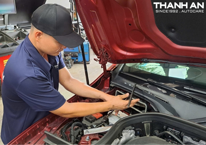 Kỹ thuật viên thay bình ắc quy cho xe hơi chính hãng uy tín tại quận 7