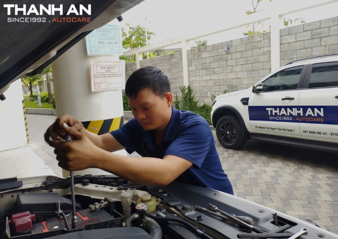 Kỹ thuật viên cứu hộ thay bình ắc quy Enimac cho xe ô tô tại nhà khách hàng