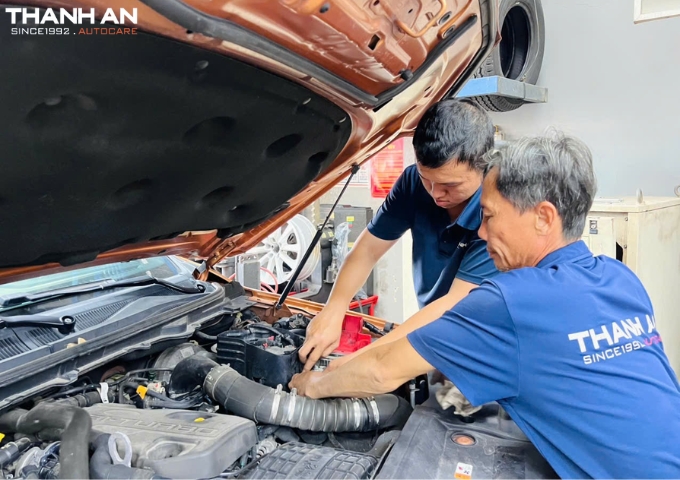 Kỹ thuật viên lắp bình ắc quy Enimac cho xe Ford Ranger tại gara