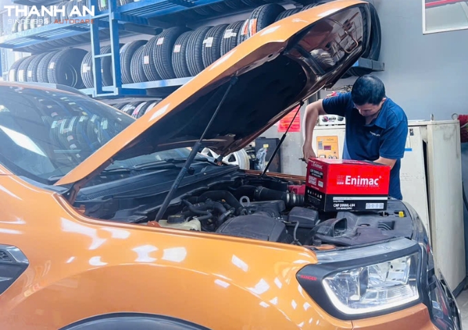 Thay bình ắc quy Enimac cho xe Ford Ranger tại gara
