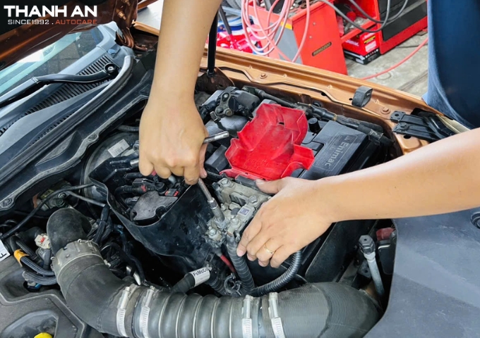 Kiểm tra bình ắc quy Enimac cho xe Ford Ranger tại gara