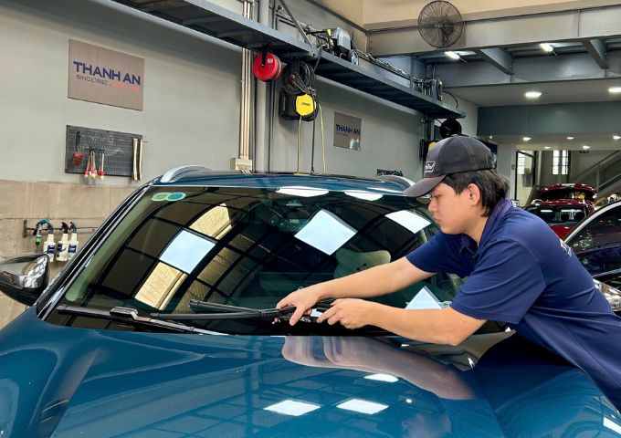 Cận cảnh gạt mưa xe ô tô bám sát mặt kính khi hoạt động