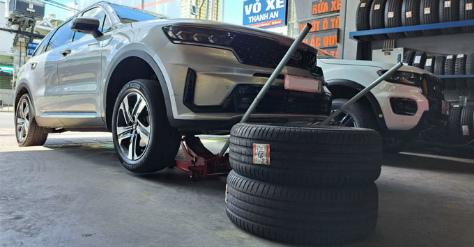 Thay vỏ lốp 235/55R19 cho xe Sorento chính hãng giá tốt tại Thanh An Autocare quận 7