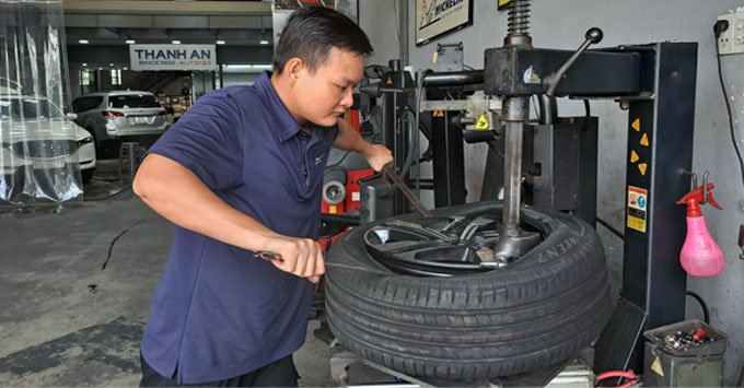 Thay lốp Michelin 235/55R19 cho xe Kia Carnival chính hãng tại Thanh An Autocare quận 7