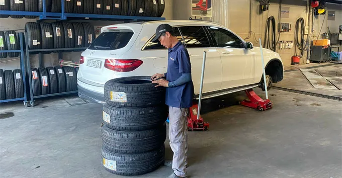 Thay lốp cho xe Mercedes C250 giá tốt tại Thanh An Autocare thành phố Hồ Chí Minh