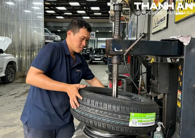 Kỹ thuật viên đang thay lốp Bridgestone 205/65R16 Ecopia EP150 Indonesia tại gara