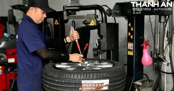 Thay lốp Bridgestone 225/55R19 Alenza 001 cho Mazda CX5 tại quận 7 tphcm