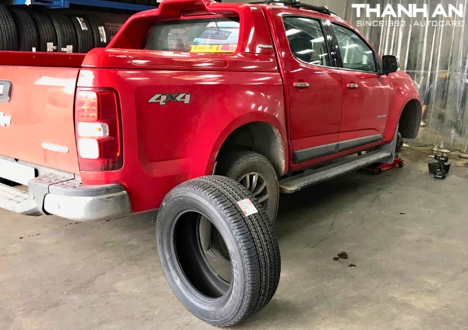 Khách hàng thay 2 lốp Bridgestone 265/60R18 Dueler H/T 684 Thái Lan/ Việt Nam cho xe Chevrolet Colorado