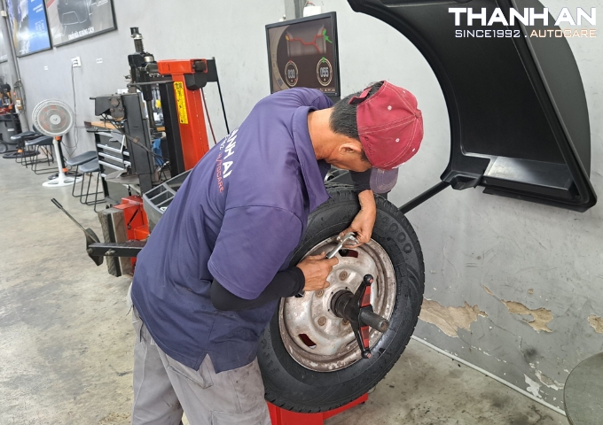 Kỹ thuật viên thay lốp Firestone 215/75R16 CV4000 cho xe Ford Transit