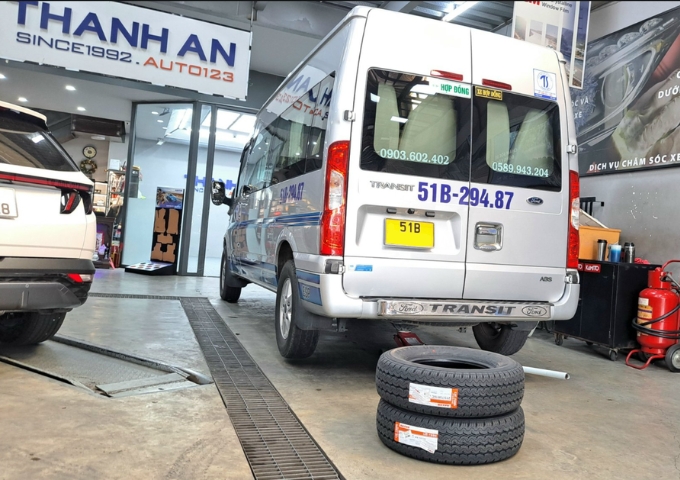 Xe Ford Transit thay 2 lốp Maxxis 215/75R16 UE168 tại quận 7