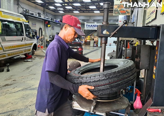 Kỹ thuật viên thay lốp Firestone 215/75R16 CV4000 cho xe Ford Transit