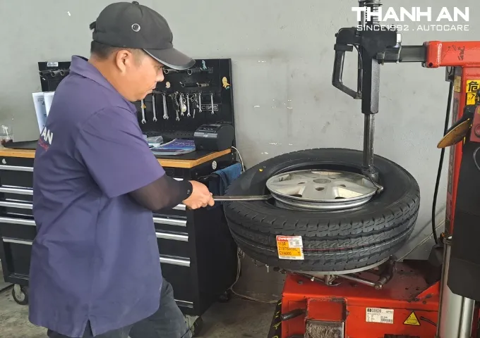 Kỹ thuật viên thay lốp 215/75R16 CV4000 cho xe Ford Transit