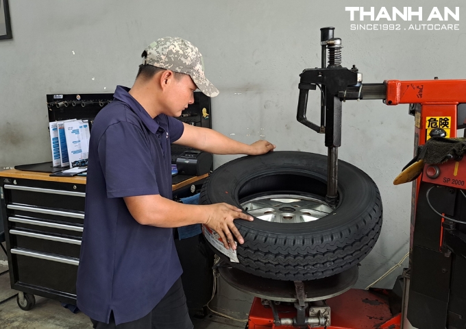 Kỹ thuật viên thay lốp Maxxis 215/75R16 UE168 cho xe Ford Transit