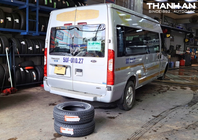 Xe Ford Transit thay 2 lốp Maxxis 215/75R16 UE168