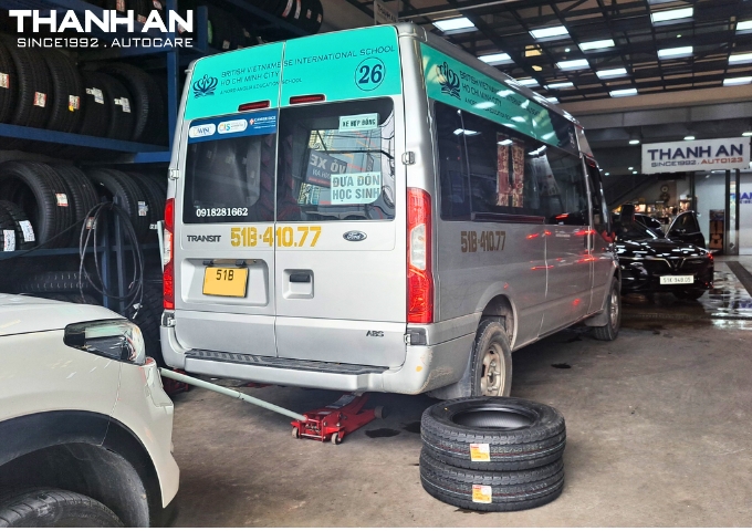 Xe Ford Transit thay 2 lốp 215/75R16C CV4000