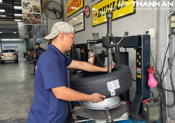 Đội ngũ kỹ thuật viên thay 4 lốp Michelin 215/60R16 Primacy 4 Thái Lan tại quận 7