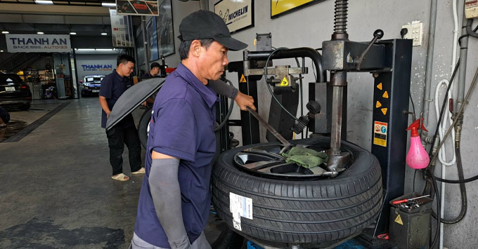 Thay vỏ lốp xe ô tô chính hãng uy tín chất lượng tại Thanh An Autocare quận 7