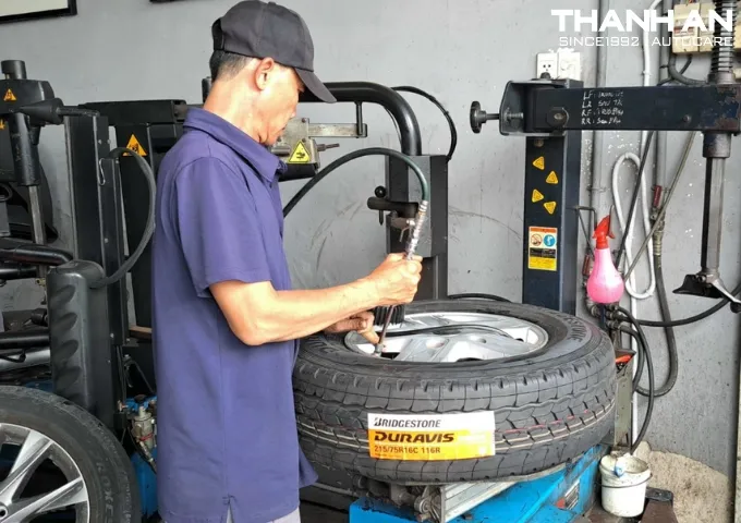Thay lốp Bridgestone 215/75R16 cho xe Ford Transit
