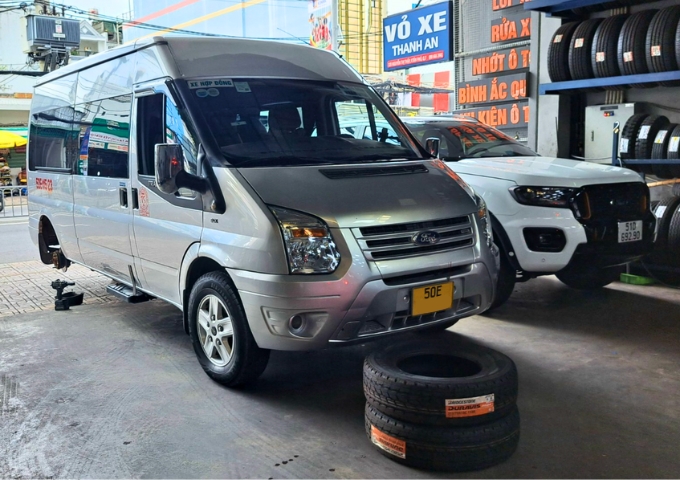 Xe Ford Transit thay 2 lốp Bridgestone 215/75R16C chính hãng tại quận 7