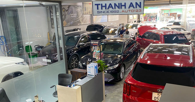 Khách hàng thay lốp xe ô tô chính hãng tại cửa hàng của Thanh An Autocare