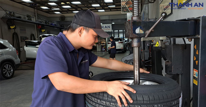 Đội ngũ kỹ thuật viên chuyên nghiệp thay vỏ xe ô tô tại Thanh An Autocare