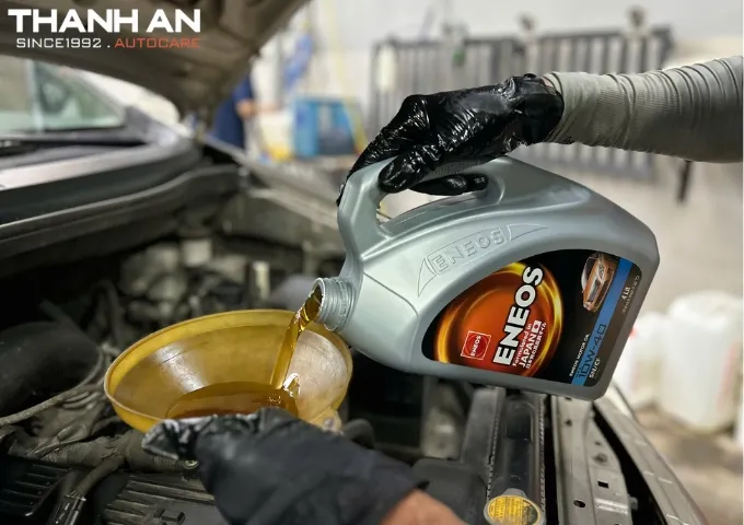 Cận cảnh quy trình thay nhớt xe ô tô chuyển nghiệp tại gara