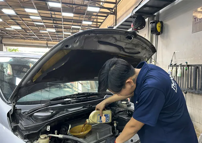 Thay nhớt ô tô phú mỹ hưng