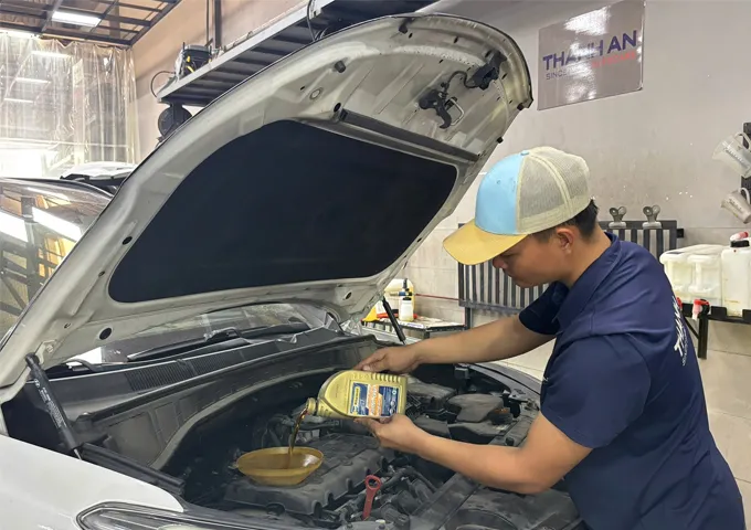 Thay nhớt ô tô phú mỹ hưng chính hãng