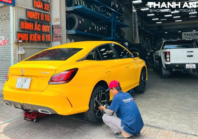 Thay lốp xe MG5
