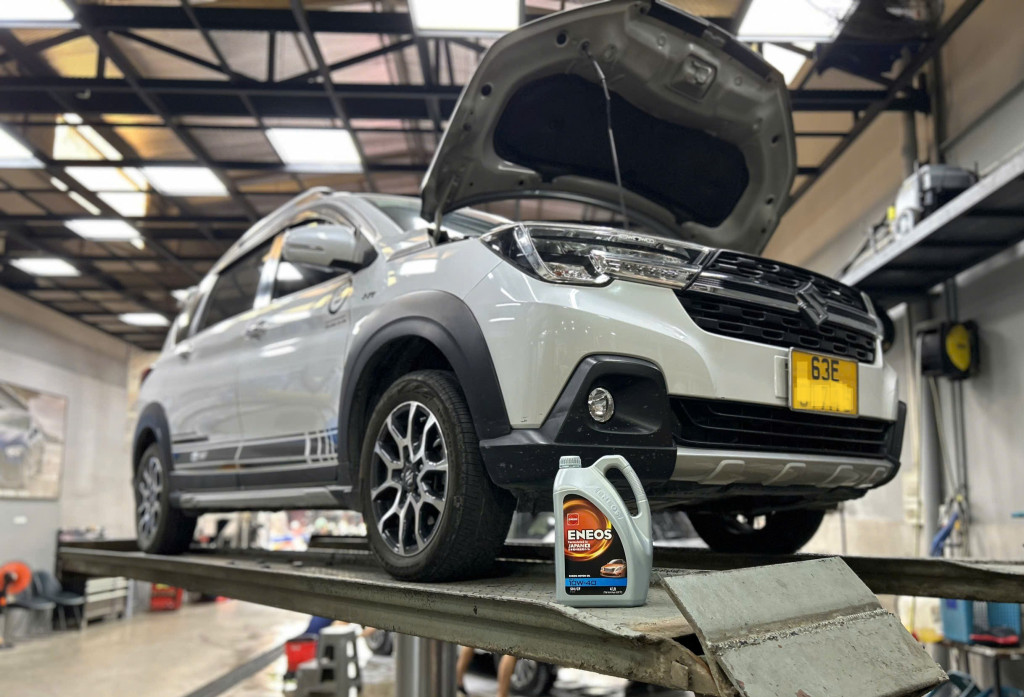 Suzuki XL7 thay nhớt eneos 10w40 tại gara