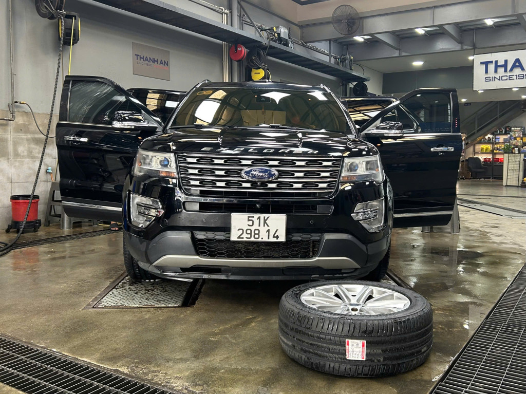 Hình ảnh xe Ford Explorer thay lốp Bridgestone 255/50R20 Alenza 001 Nhật Bản tại xưởng dịch vụ gara.