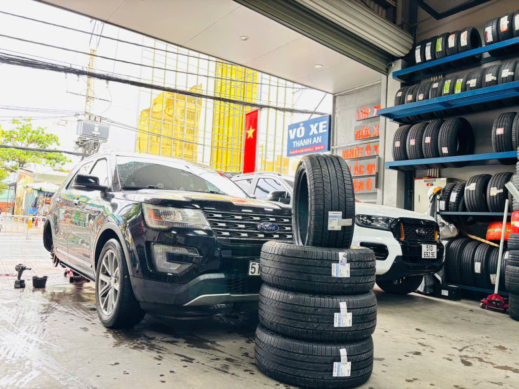 Dịch vụ thay lốp Michelin 255/50R20 Primacy SUV từ Trung Quốc cho xe Ford Explorer tại gara uy tín.