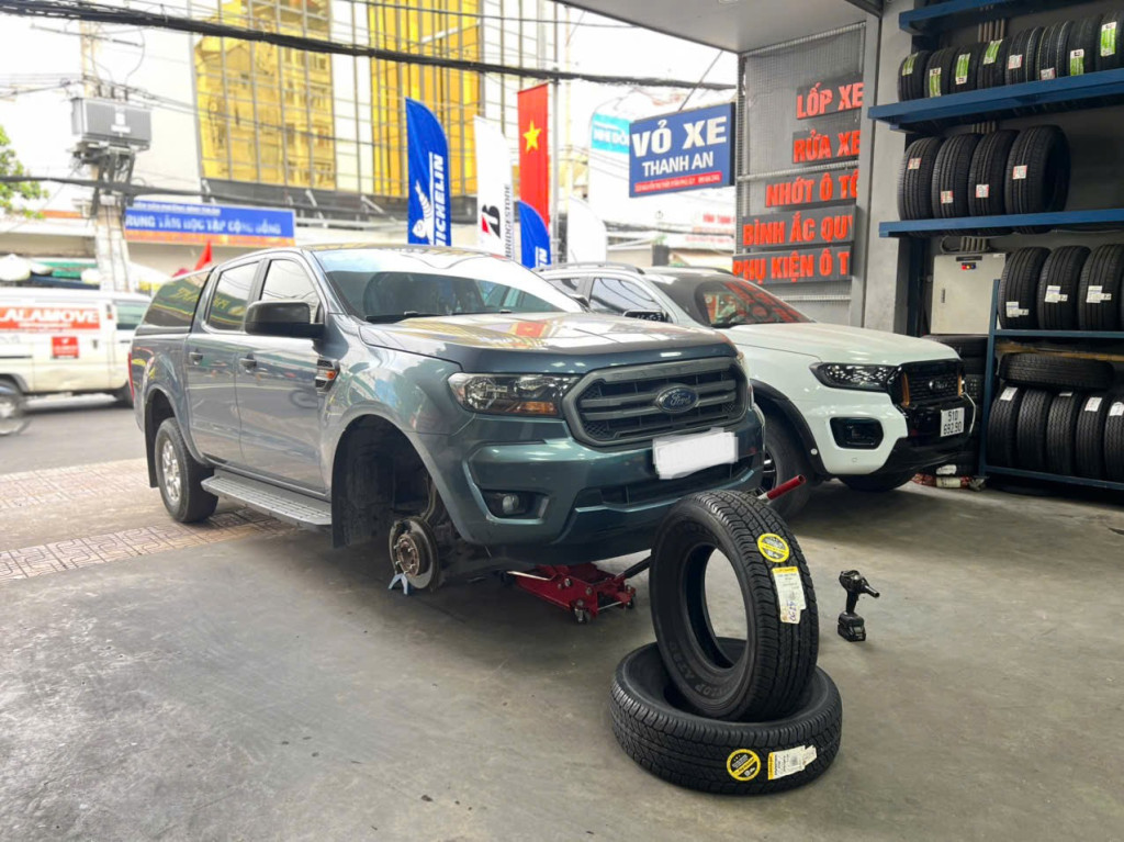 Xe bán tải Ford Ranger thay lốp Dunlop 255/70r16 giúp bám đường tốt hơn tại gara Thanh An AutoCare.