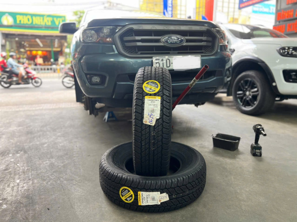 Quy trình lắp vỏ Dunlop 255/70r16 cho xe Ford Ranger được KTV thực hiện nhanh tại gara Thanh An.