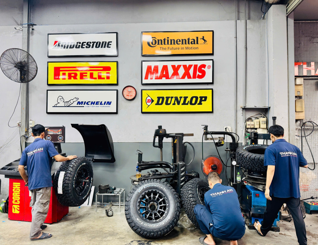 Thay bộ lốp BFGoodrich 265/70R17 All-Terrain TA KO3 siêu bền cho khách nâng cấp xe tại gara