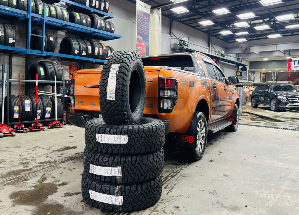 Kỹ thuật viên thay 4 lốp BFGoodrich 265/70R17 All-Terrain TA KO3 cho Ford Ranger Wildtrak tại gara Thanh An.