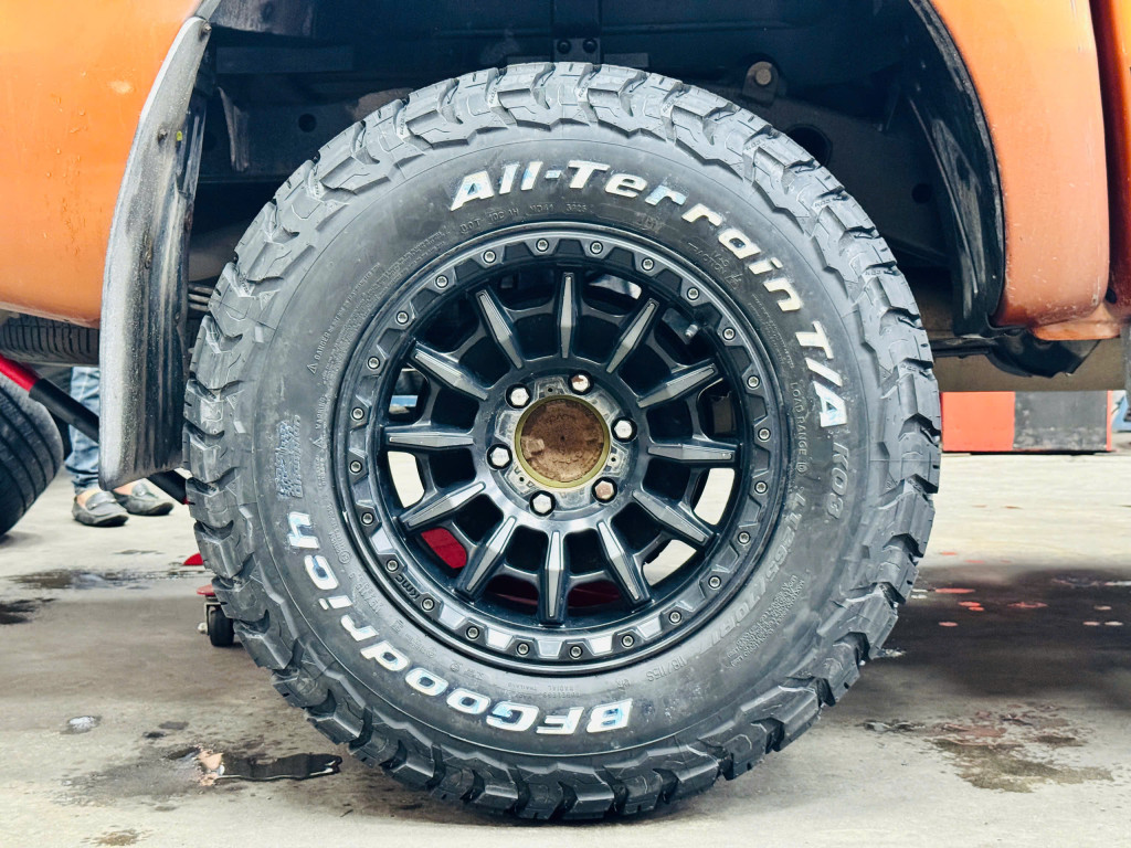 Ford Ranger Wildtrak thay 4 lốp BFGoodrich 265/70R17 All-Terrain TA KO3 cực ngầu tại hệ thống gara
