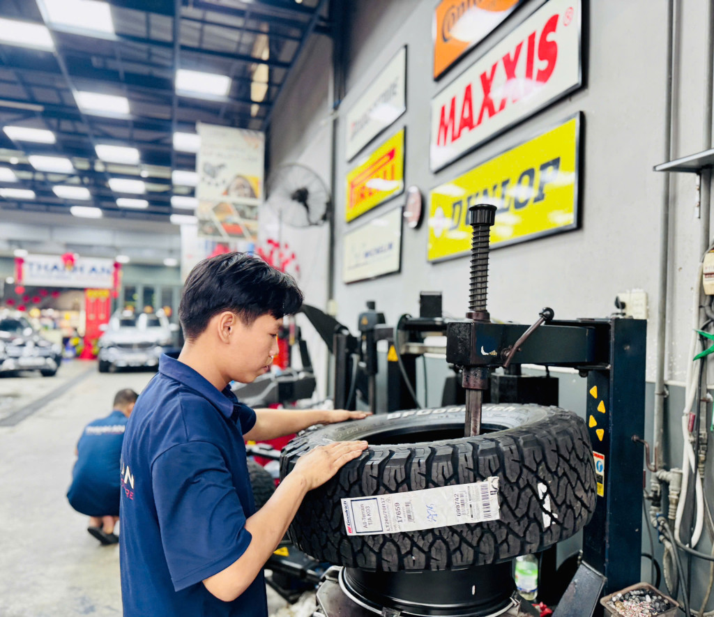 Nhân viên kỹ thuật thực hiện thay lốp BFGoodrich 265/70R17 All-Terrain TA KO3 chuyên off-road tại gara