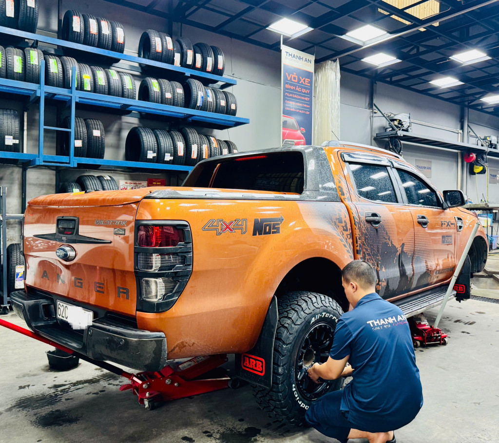 Kỹ thuật viên lắp lốp BFGoodrich 265/70R17 All-Terrain TA KO3 hầm hố cho xe bán tải tại gara