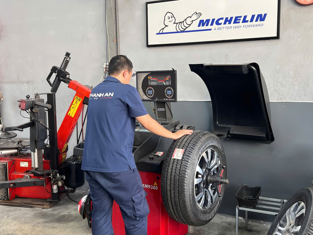 Kỹ thuật viên gara thực hiện quy trình thay vỏ xe Bridgestone 265/60R18 cho xe bán tải tại Thanh An AutoCare